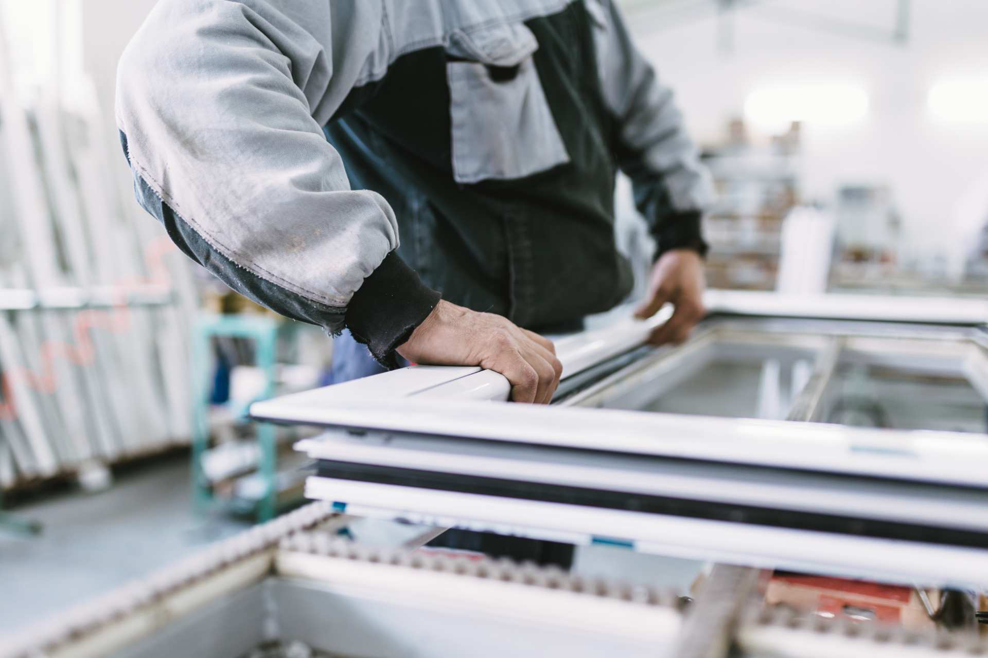 Hombre trabajando con materiales industriales